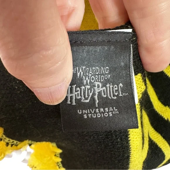 Harry Potter Hufflepuff Scarf Black Yellow Knit Striped Hogwarts Wizardcore - Picture 5 of 7